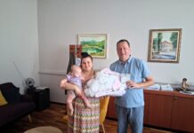 Gradonačelnik Babac ugostio Tinu i Taru Bičanić te uručio poklon Grada Orahovice